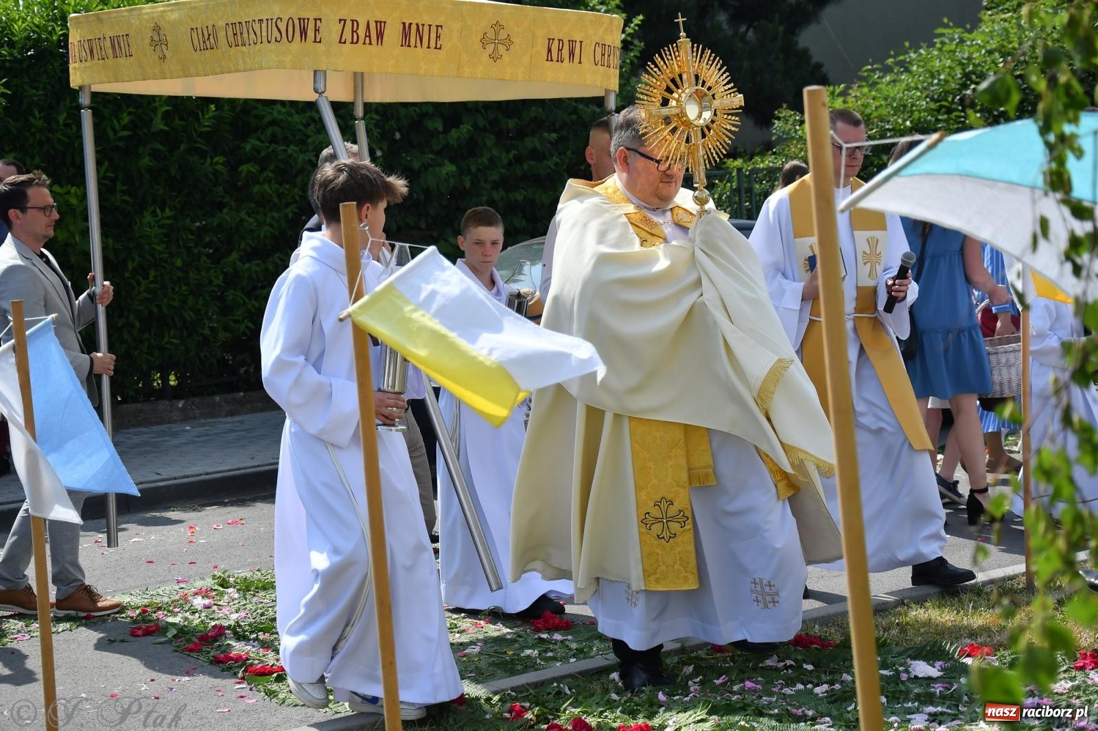 Zdjęcie w galerii na portalu naszraciborz.pl: Boże Ciało w największej raciborskiej parafii, na Nowych Zagrodach [FOTO i WIDEO] wiadomości z regionu