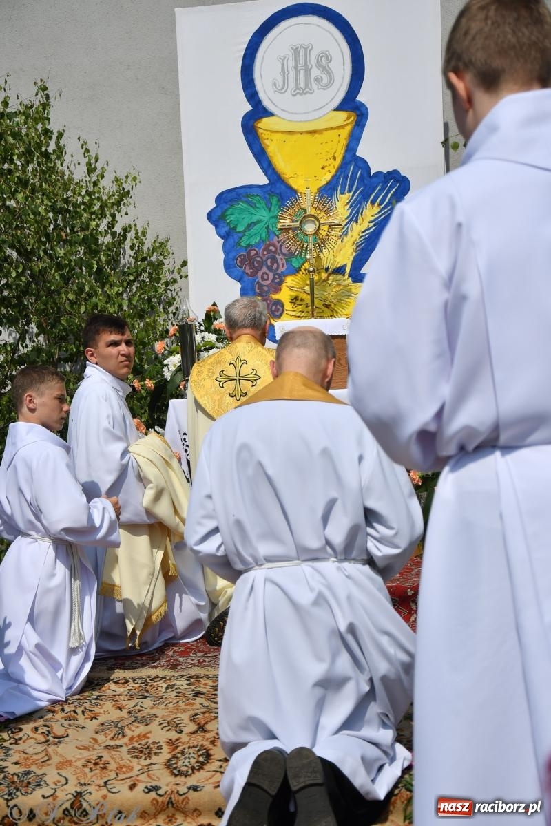 Zdjęcie w galerii na portalu naszraciborz.pl: Boże Ciało w największej raciborskiej parafii, na Nowych Zagrodach [FOTO i WIDEO] wiadomości z regionu