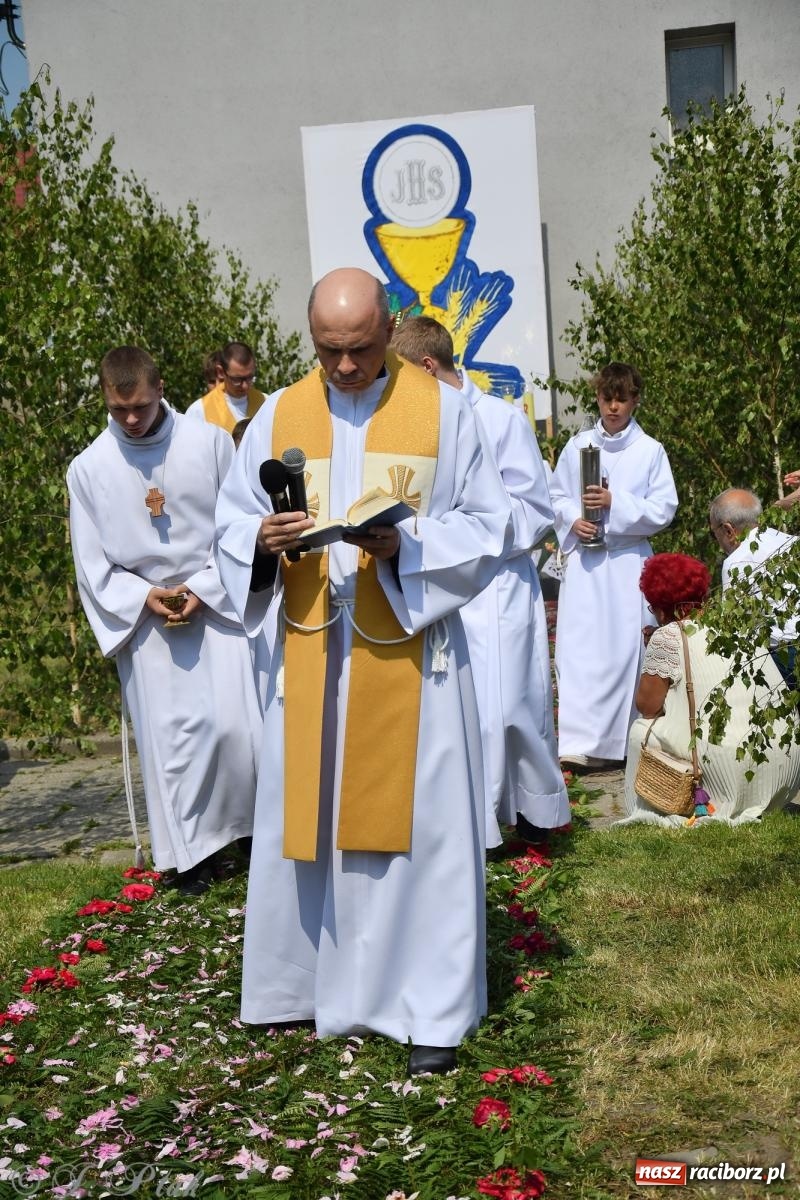 Zdjęcie w galerii na portalu naszraciborz.pl: Boże Ciało w największej raciborskiej parafii, na Nowych Zagrodach [FOTO i WIDEO] wiadomości z regionu