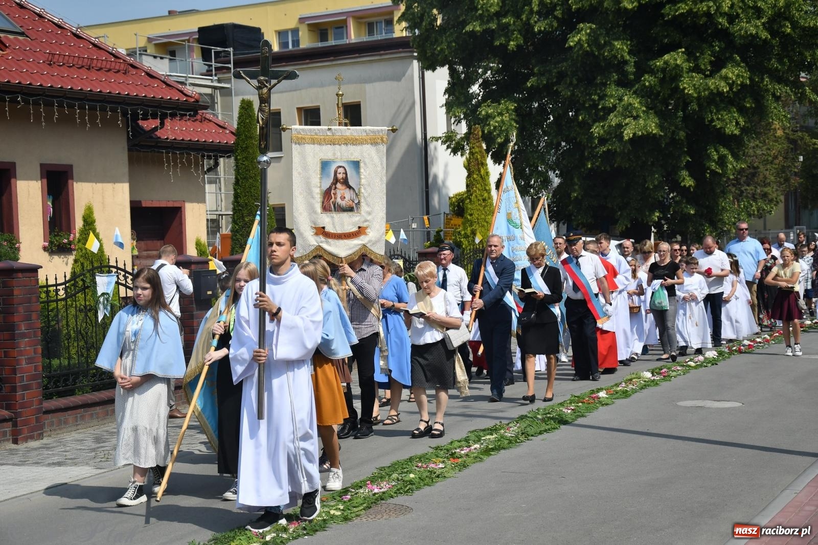 Zdjęcie w galerii na portalu naszraciborz.pl: Boże Ciało w największej raciborskiej parafii, na Nowych Zagrodach [FOTO i WIDEO] wiadomości z regionu