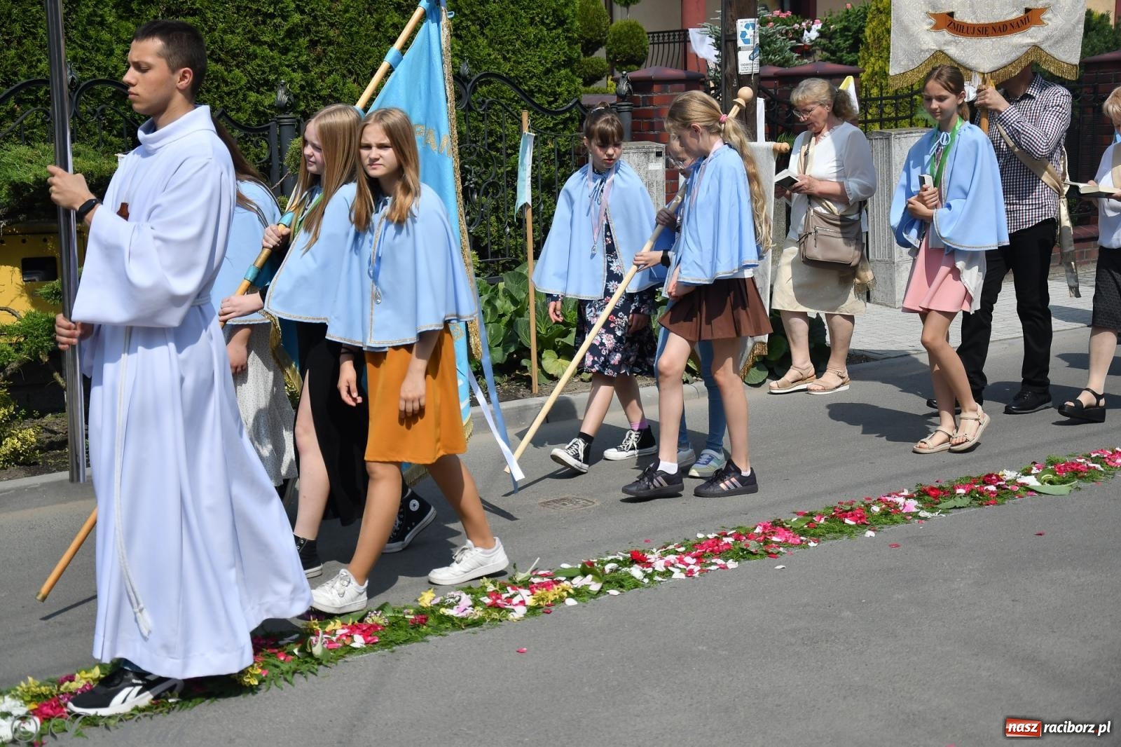 Zdjęcie w galerii na portalu naszraciborz.pl: Boże Ciało w największej raciborskiej parafii, na Nowych Zagrodach [FOTO i WIDEO] wiadomości z regionu
