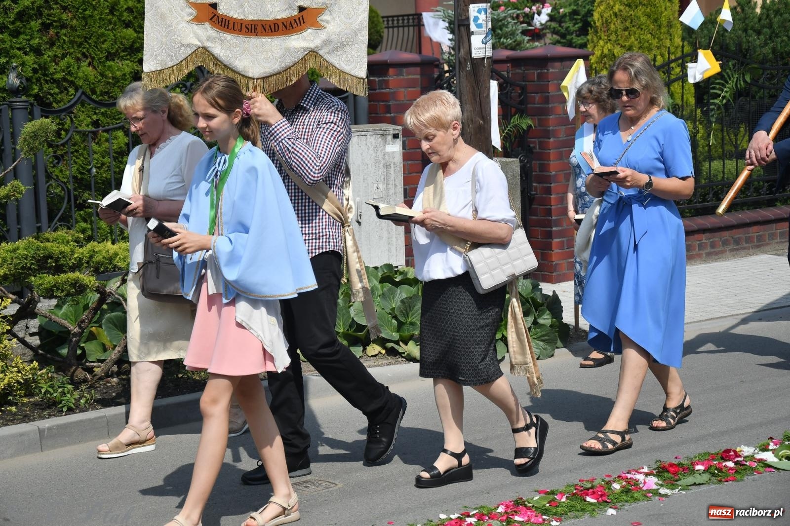 Zdjęcie w galerii na portalu naszraciborz.pl: Boże Ciało w największej raciborskiej parafii, na Nowych Zagrodach [FOTO i WIDEO] wiadomości z regionu