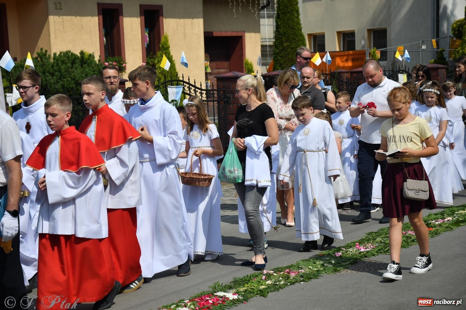 Zdjęcie w galerii na portalu naszraciborz.pl: Boże Ciało w największej raciborskiej parafii, na Nowych Zagrodach [FOTO i WIDEO] wiadomości z regionu