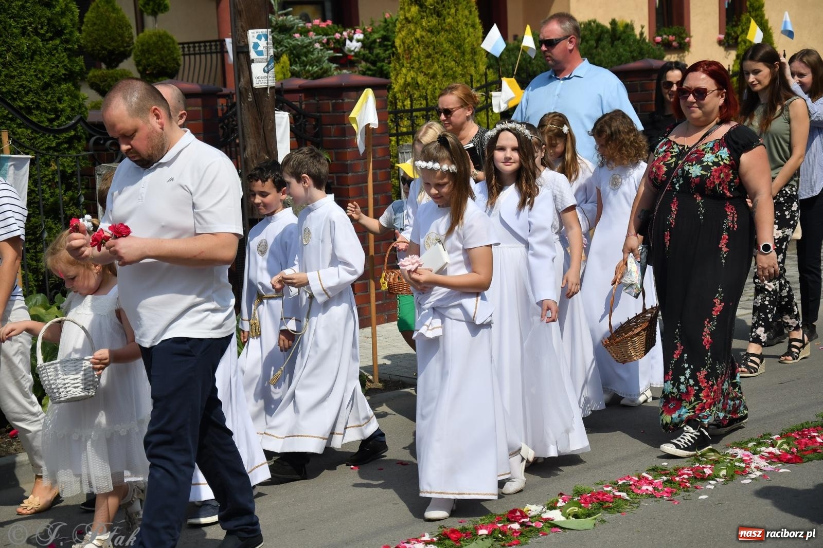 Zdjęcie w galerii na portalu naszraciborz.pl: Boże Ciało w największej raciborskiej parafii, na Nowych Zagrodach [FOTO i WIDEO] wiadomości z regionu
