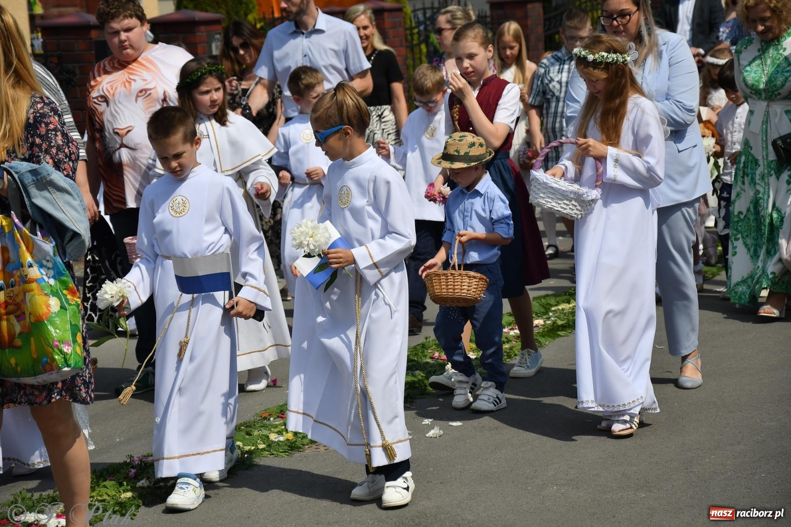 Zdjęcie w galerii na portalu naszraciborz.pl: Boże Ciało w największej raciborskiej parafii, na Nowych Zagrodach [FOTO i WIDEO] wiadomości z regionu