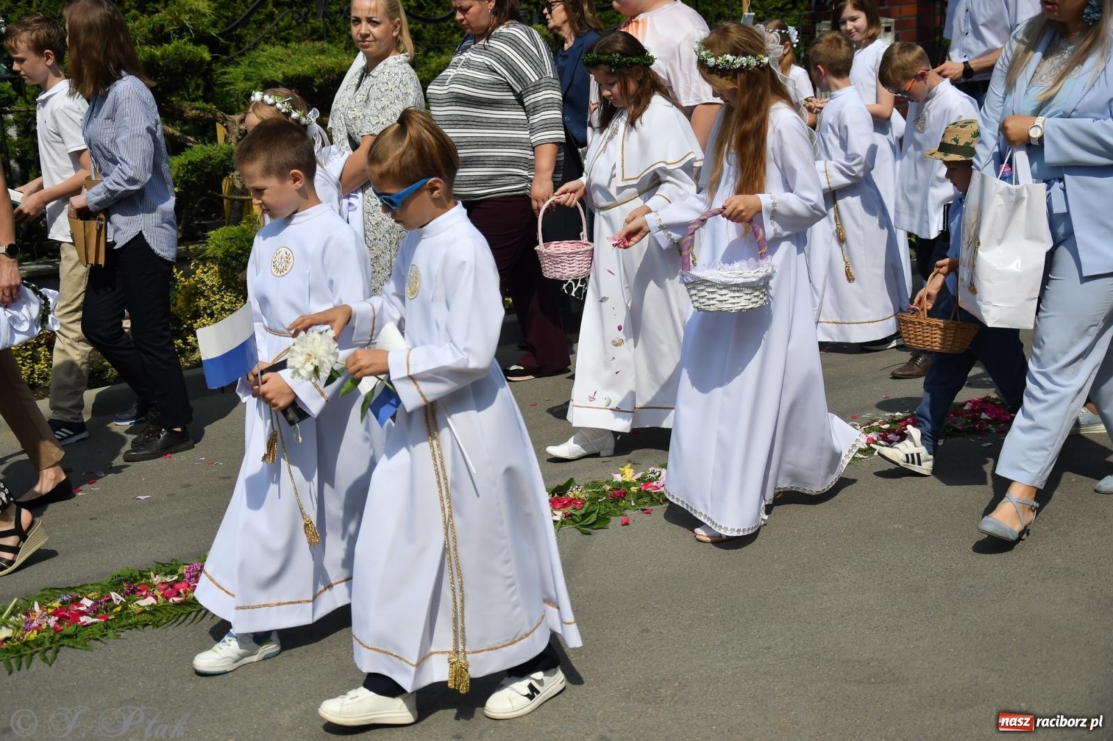 Zdjęcie w galerii na portalu naszraciborz.pl: Boże Ciało w największej raciborskiej parafii, na Nowych Zagrodach [FOTO i WIDEO] wiadomości z regionu
