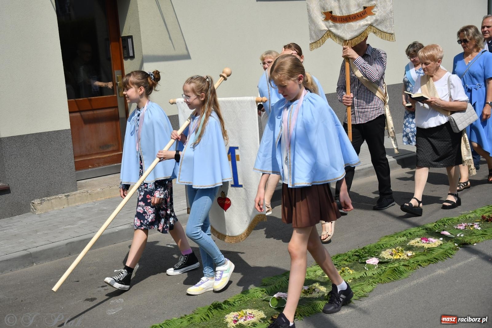 Zdjęcie w galerii na portalu naszraciborz.pl: Boże Ciało w największej raciborskiej parafii, na Nowych Zagrodach [FOTO i WIDEO] wiadomości z regionu