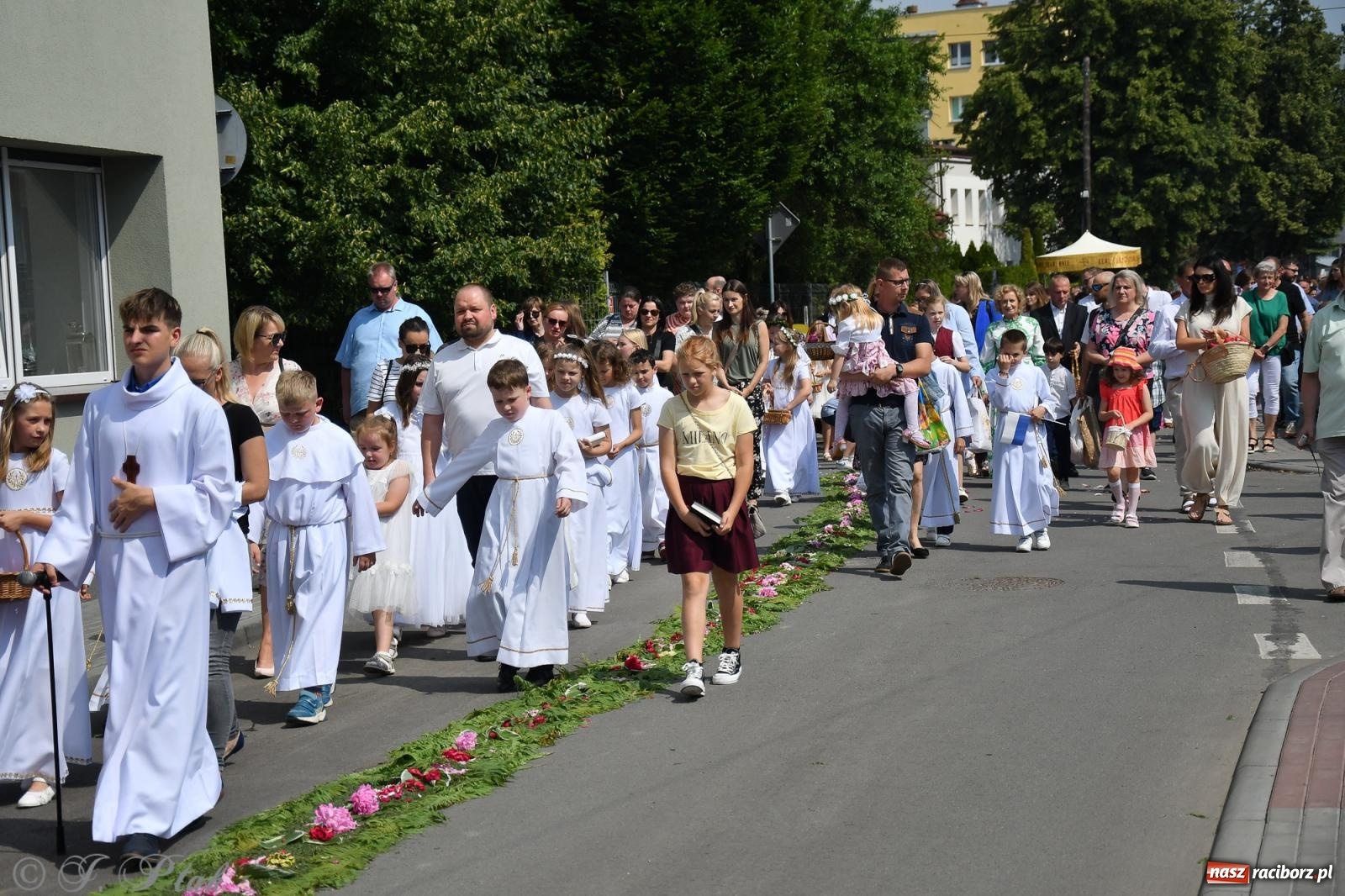 Zdjęcie w galerii na portalu naszraciborz.pl: Boże Ciało w największej raciborskiej parafii, na Nowych Zagrodach [FOTO i WIDEO] wiadomości z regionu
