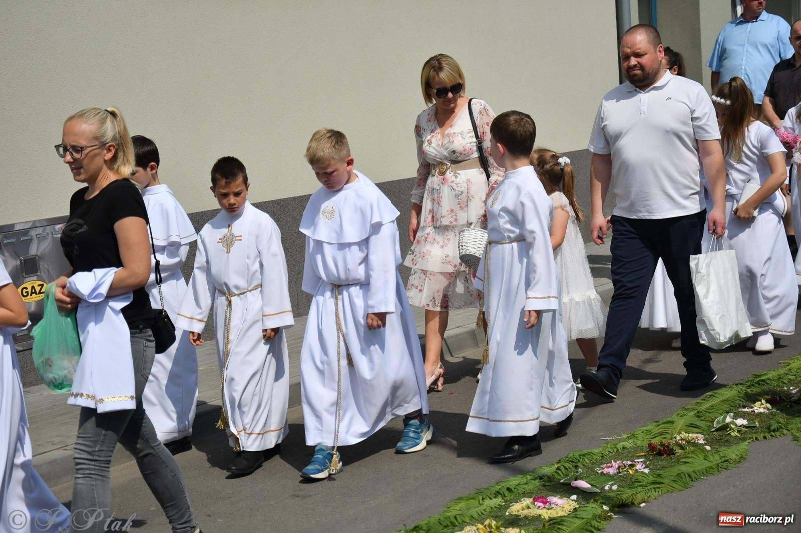 Zdjęcie w galerii na portalu naszraciborz.pl: Boże Ciało w największej raciborskiej parafii, na Nowych Zagrodach [FOTO i WIDEO] wiadomości z regionu
