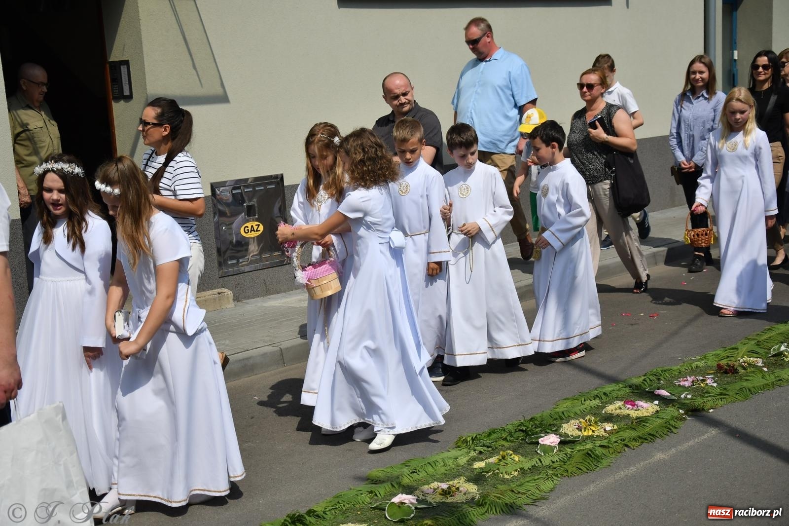 Zdjęcie w galerii na portalu naszraciborz.pl: Boże Ciało w największej raciborskiej parafii, na Nowych Zagrodach [FOTO i WIDEO] wiadomości z regionu