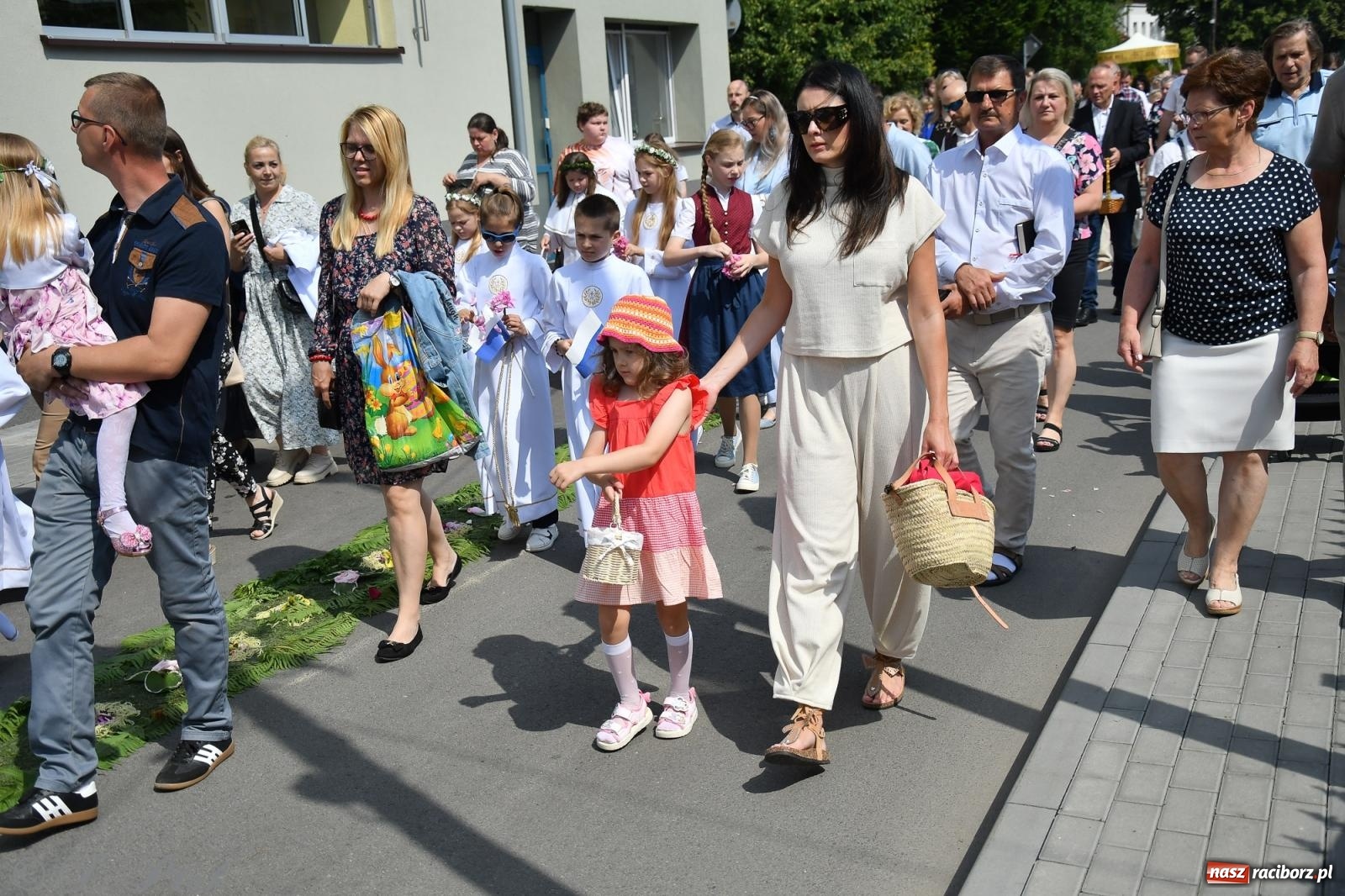 Zdjęcie w galerii na portalu naszraciborz.pl: Boże Ciało w największej raciborskiej parafii, na Nowych Zagrodach [FOTO i WIDEO] wiadomości z regionu
