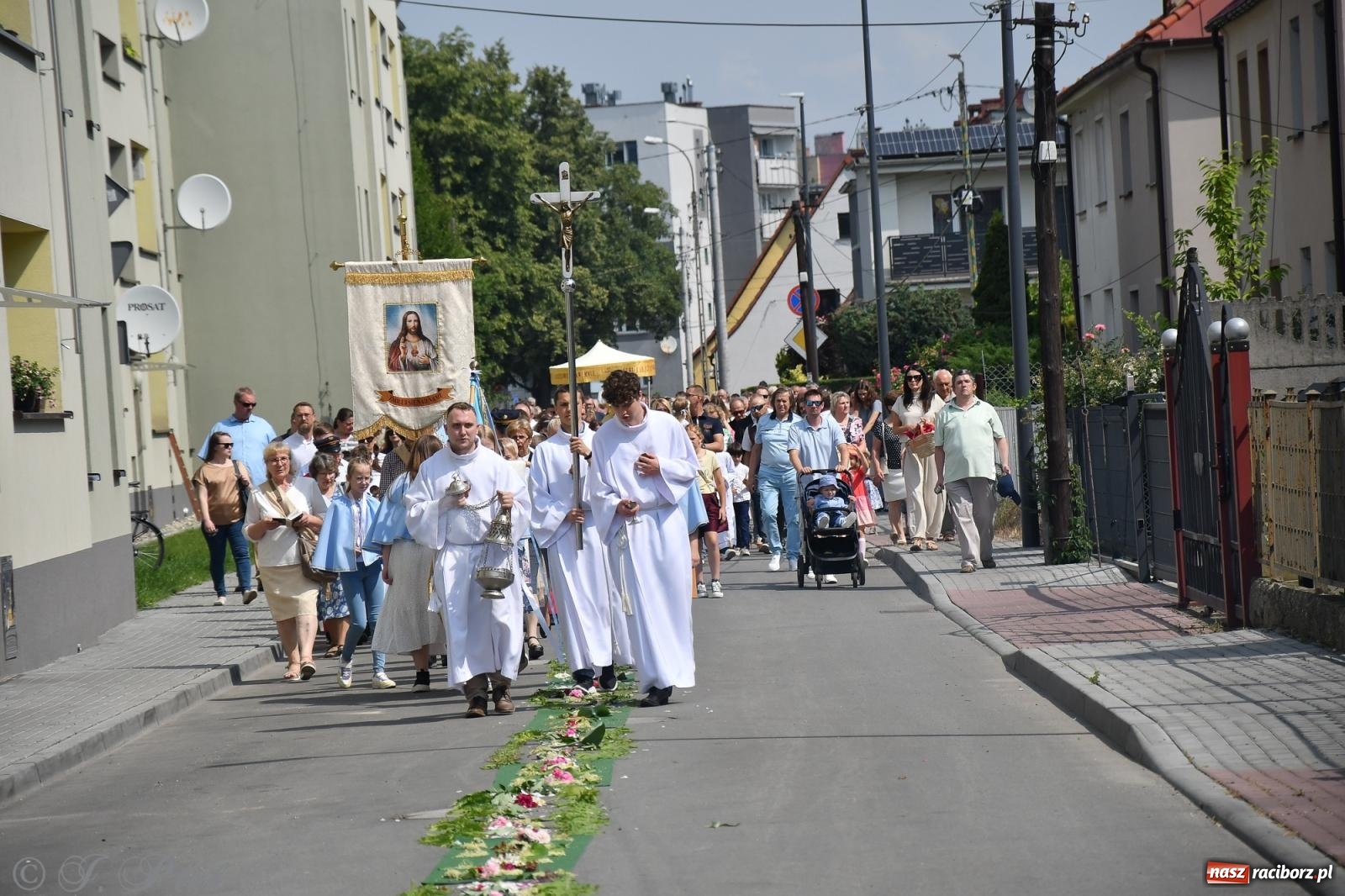 Zdjęcie w galerii na portalu naszraciborz.pl: Boże Ciało w największej raciborskiej parafii, na Nowych Zagrodach [FOTO i WIDEO] wiadomości z regionu