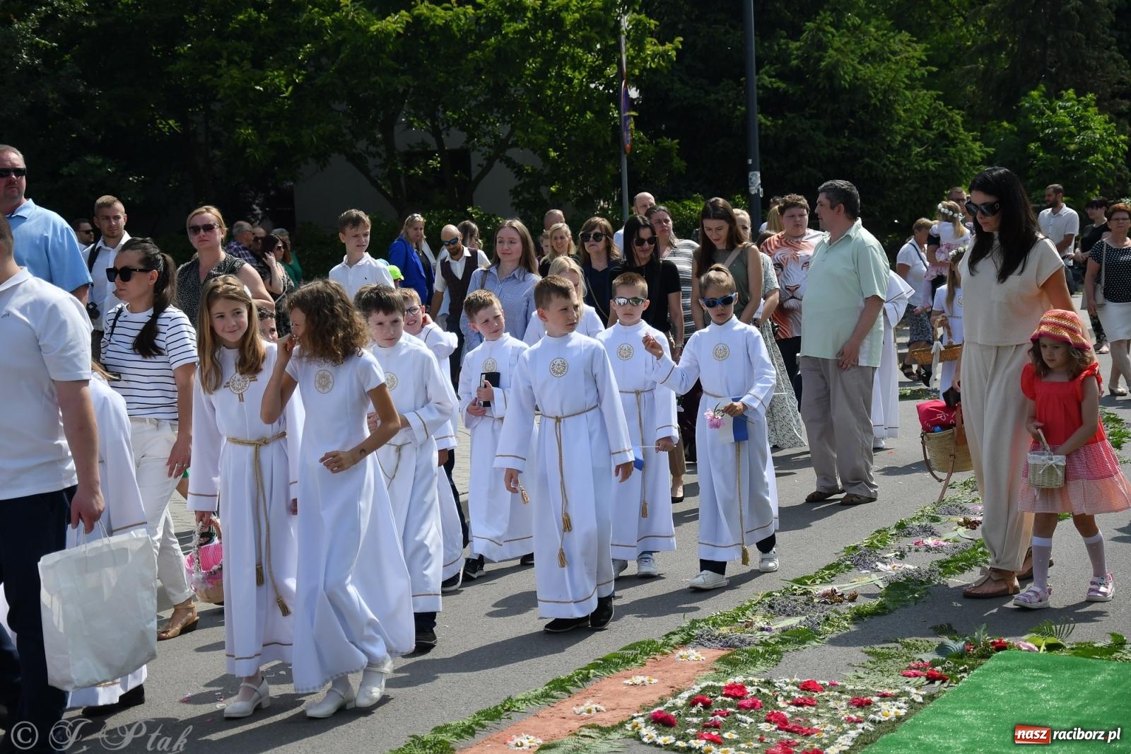 Zdjęcie w galerii na portalu naszraciborz.pl: Boże Ciało w największej raciborskiej parafii, na Nowych Zagrodach [FOTO i WIDEO] wiadomości z regionu