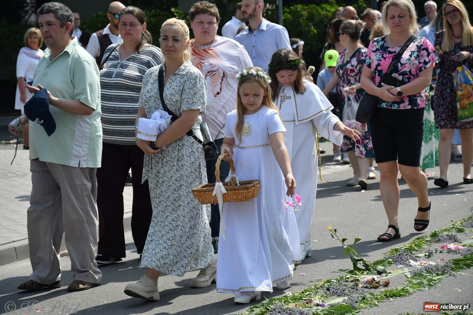 Zdjęcie w galerii na portalu naszraciborz.pl: Boże Ciało w największej raciborskiej parafii, na Nowych Zagrodach [FOTO i WIDEO] wiadomości z regionu