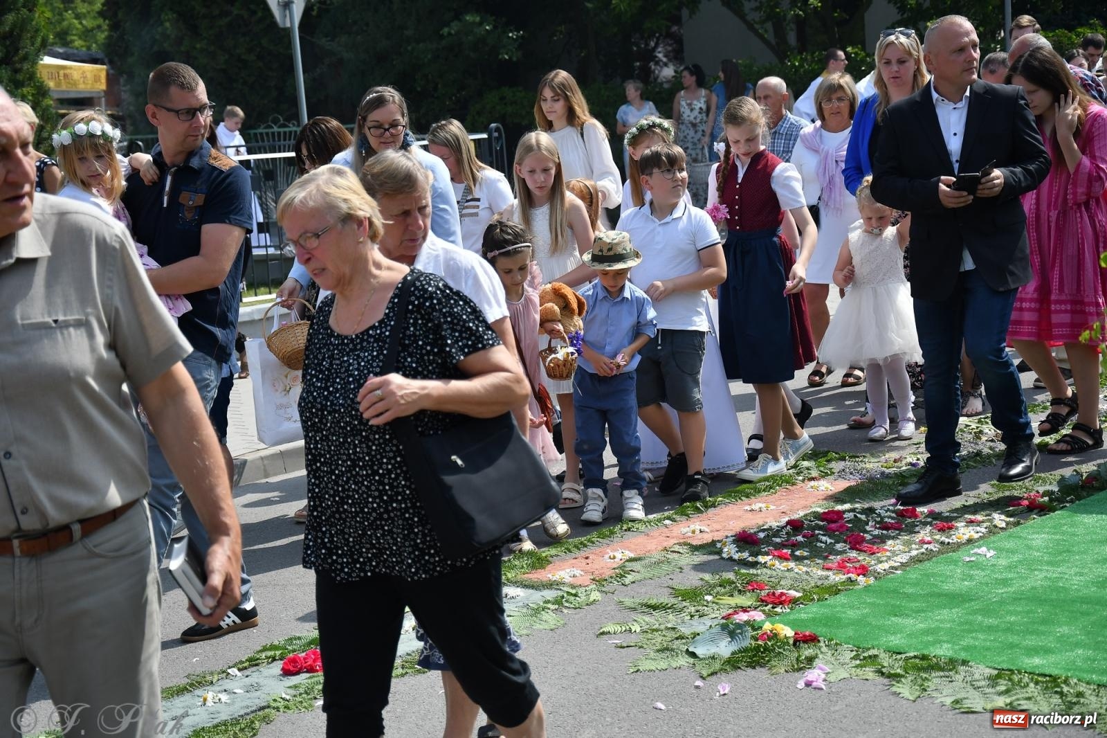 Zdjęcie w galerii na portalu naszraciborz.pl: Boże Ciało w największej raciborskiej parafii, na Nowych Zagrodach [FOTO i WIDEO] wiadomości z regionu