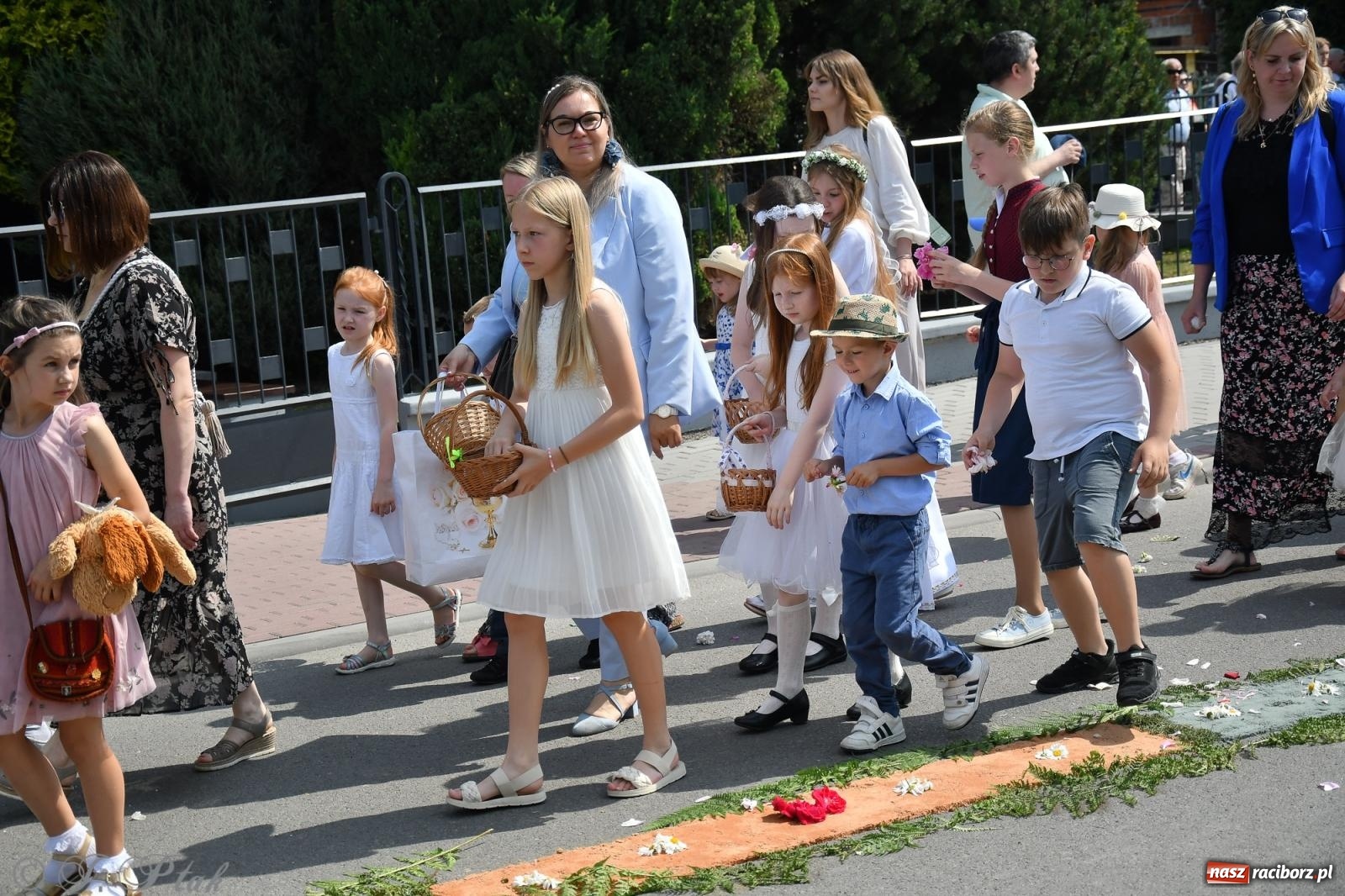 Zdjęcie w galerii na portalu naszraciborz.pl: Boże Ciało w największej raciborskiej parafii, na Nowych Zagrodach [FOTO i WIDEO] wiadomości z regionu
