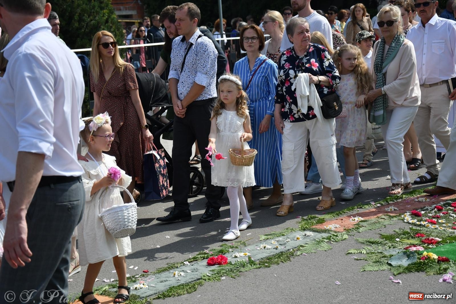 Zdjęcie w galerii na portalu naszraciborz.pl: Boże Ciało w największej raciborskiej parafii, na Nowych Zagrodach [FOTO i WIDEO] wiadomości z regionu