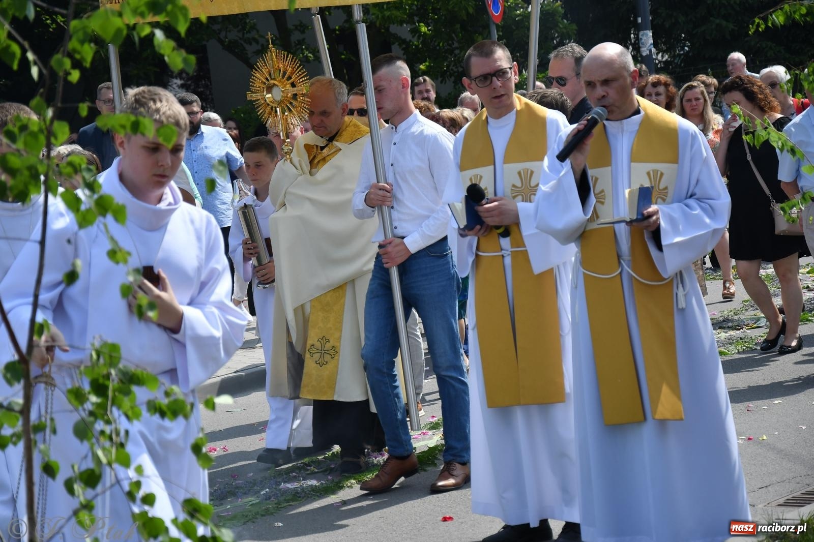 Zdjęcie w galerii na portalu naszraciborz.pl: Boże Ciało w największej raciborskiej parafii, na Nowych Zagrodach [FOTO i WIDEO] wiadomości z regionu
