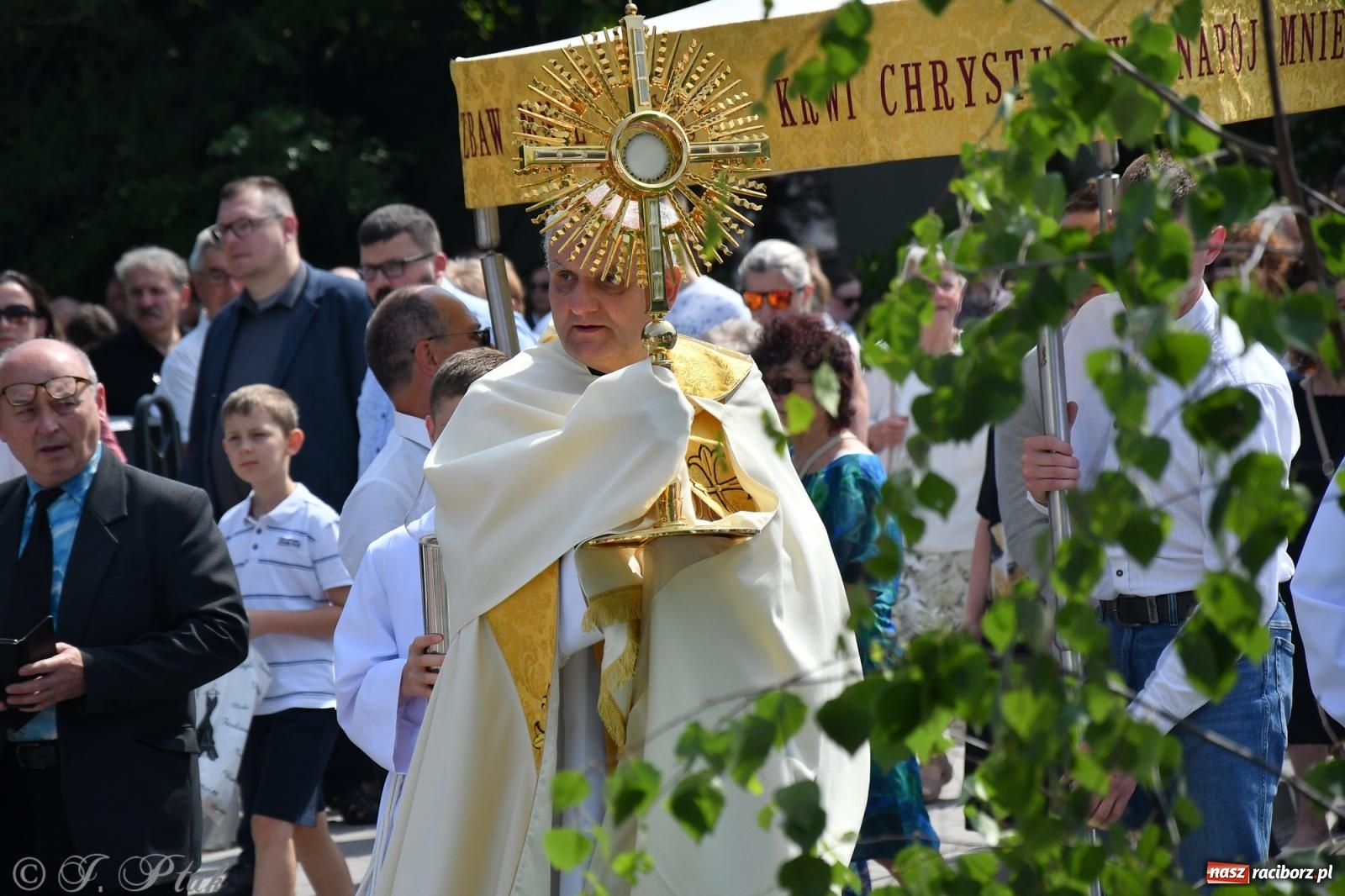 Zdjęcie w galerii na portalu naszraciborz.pl: Boże Ciało w największej raciborskiej parafii, na Nowych Zagrodach [FOTO i WIDEO] wiadomości z regionu