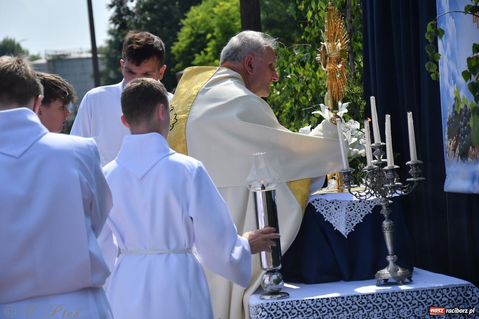 Zdjęcie w galerii na portalu naszraciborz.pl: Boże Ciało w największej raciborskiej parafii, na Nowych Zagrodach [FOTO i WIDEO] wiadomości z regionu