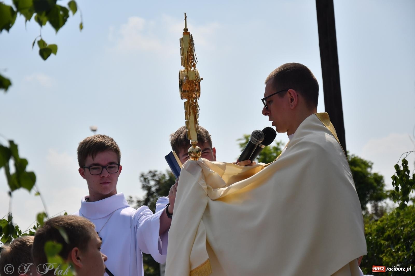 Zdjęcie w galerii na portalu naszraciborz.pl: Boże Ciało w największej raciborskiej parafii, na Nowych Zagrodach [FOTO i WIDEO] wiadomości z regionu
