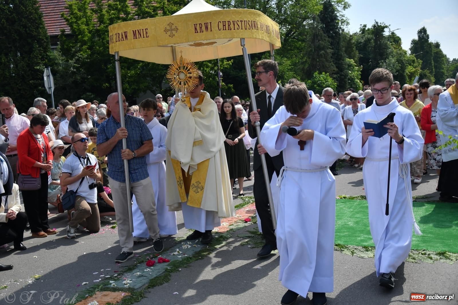 Zdjęcie w galerii na portalu naszraciborz.pl: Boże Ciało w największej raciborskiej parafii, na Nowych Zagrodach [FOTO i WIDEO] wiadomości z regionu