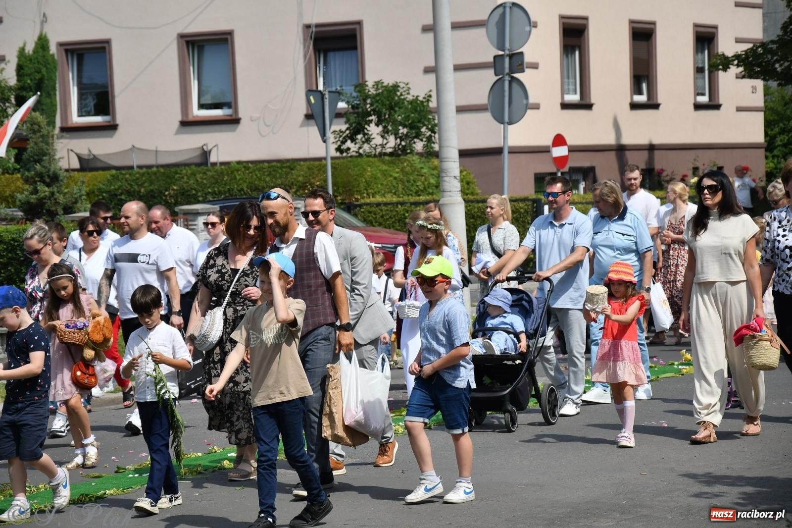 Zdjęcie w galerii na portalu naszraciborz.pl: Boże Ciało w największej raciborskiej parafii, na Nowych Zagrodach [FOTO i WIDEO] wiadomości z regionu