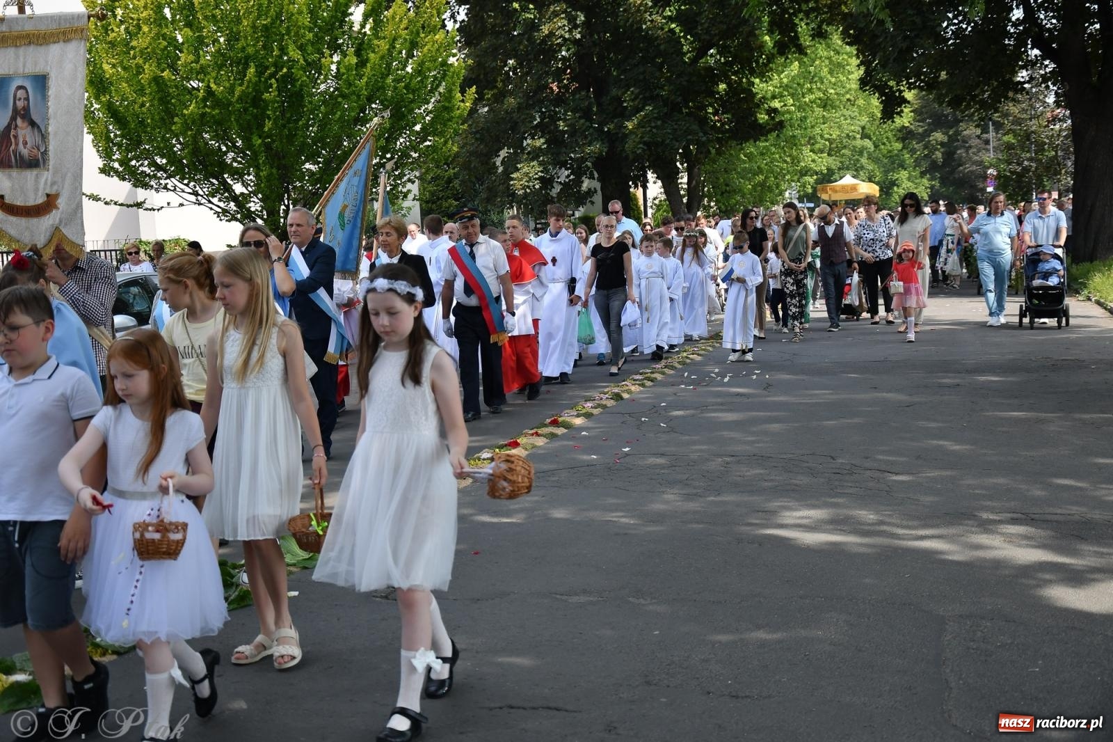 Zdjęcie w galerii na portalu naszraciborz.pl: Boże Ciało w największej raciborskiej parafii, na Nowych Zagrodach [FOTO i WIDEO] wiadomości z regionu