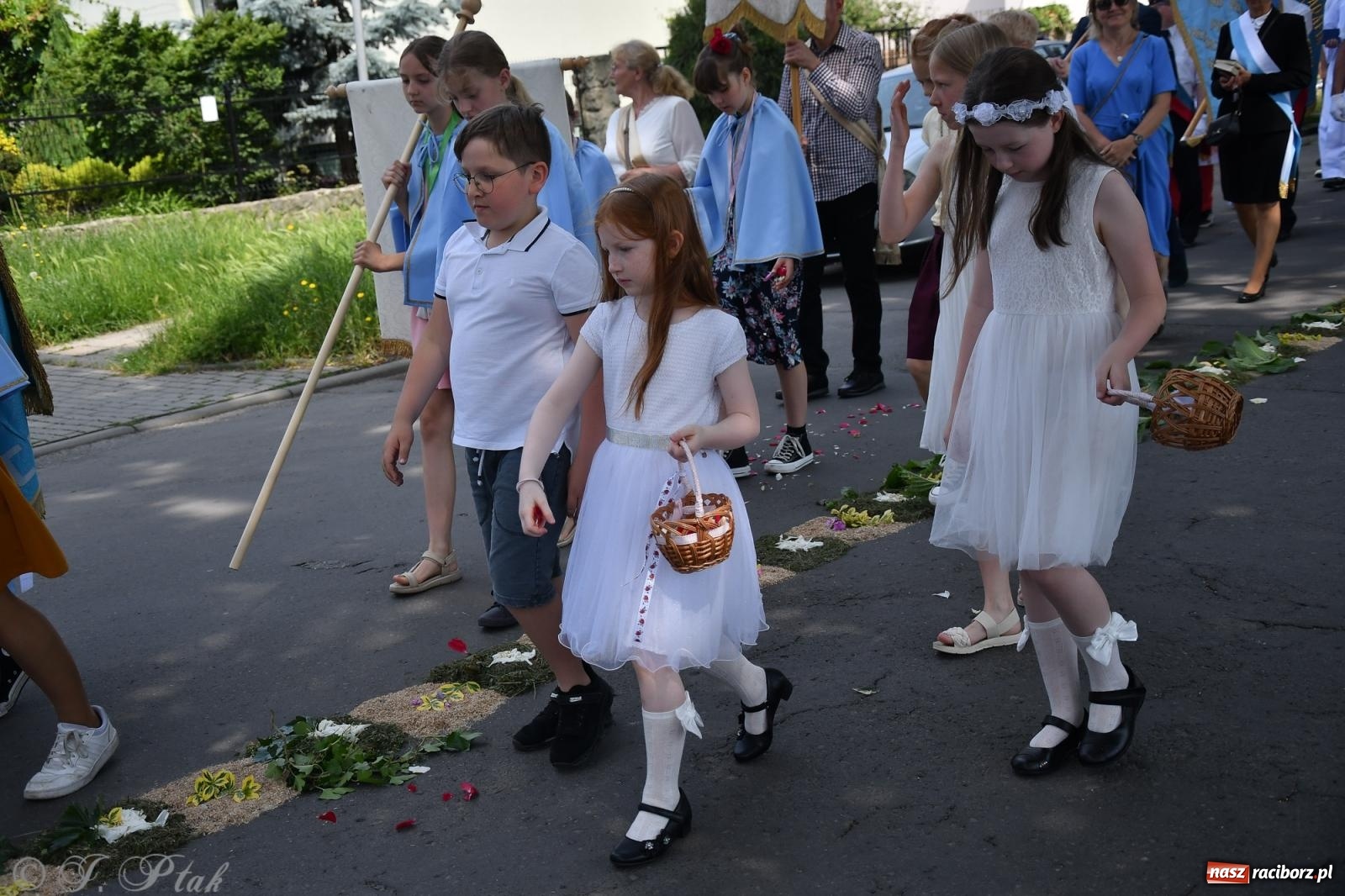 Zdjęcie w galerii na portalu naszraciborz.pl: Boże Ciało w największej raciborskiej parafii, na Nowych Zagrodach [FOTO i WIDEO] wiadomości z regionu