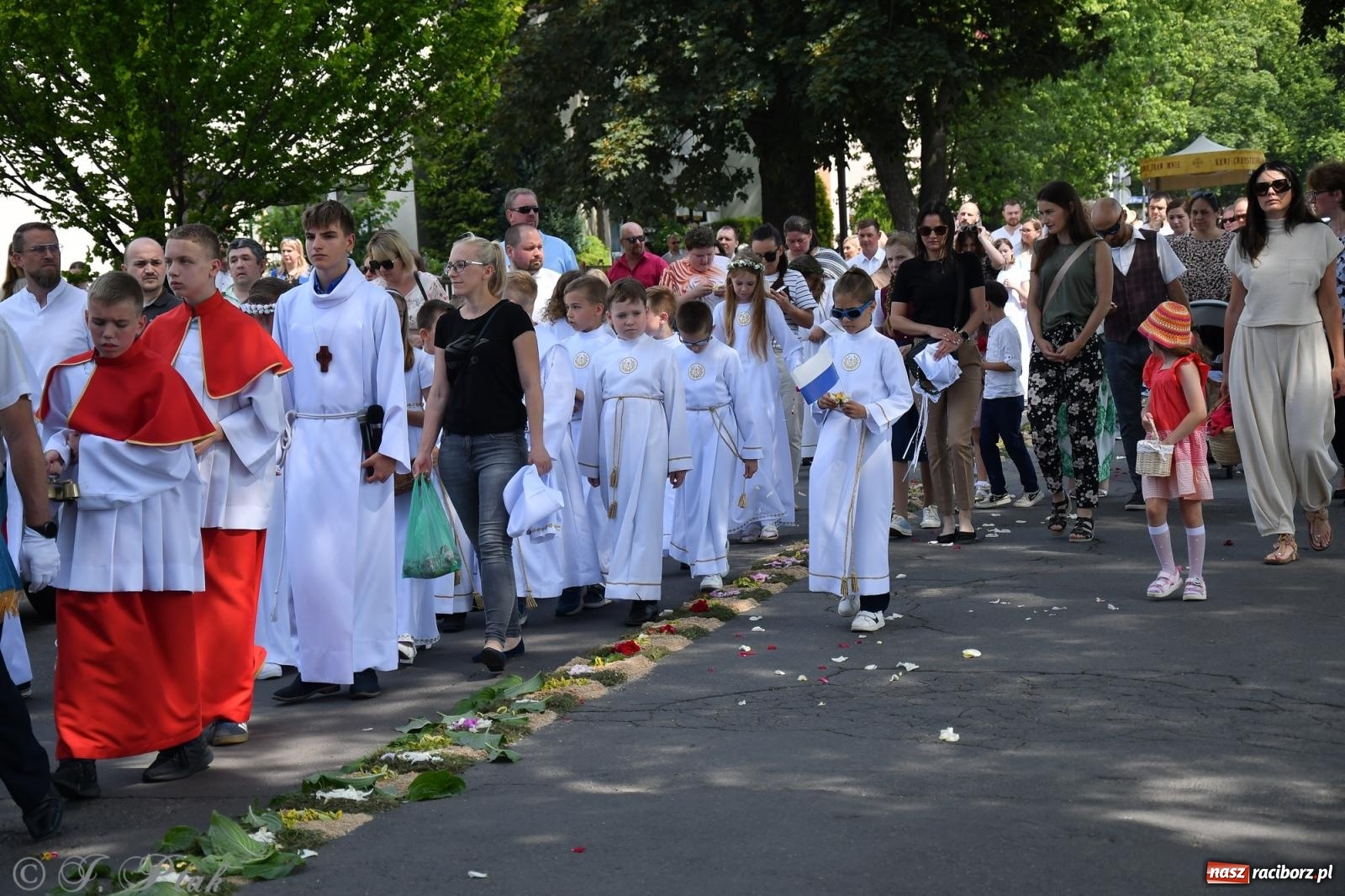 Zdjęcie w galerii na portalu naszraciborz.pl: Boże Ciało w największej raciborskiej parafii, na Nowych Zagrodach [FOTO i WIDEO] wiadomości z regionu