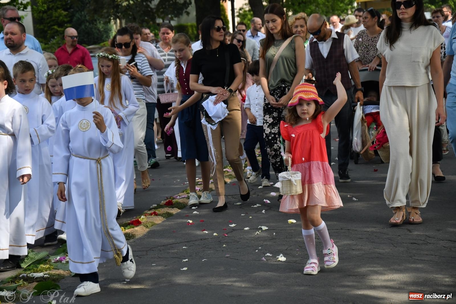 Zdjęcie w galerii na portalu naszraciborz.pl: Boże Ciało w największej raciborskiej parafii, na Nowych Zagrodach [FOTO i WIDEO] wiadomości z regionu