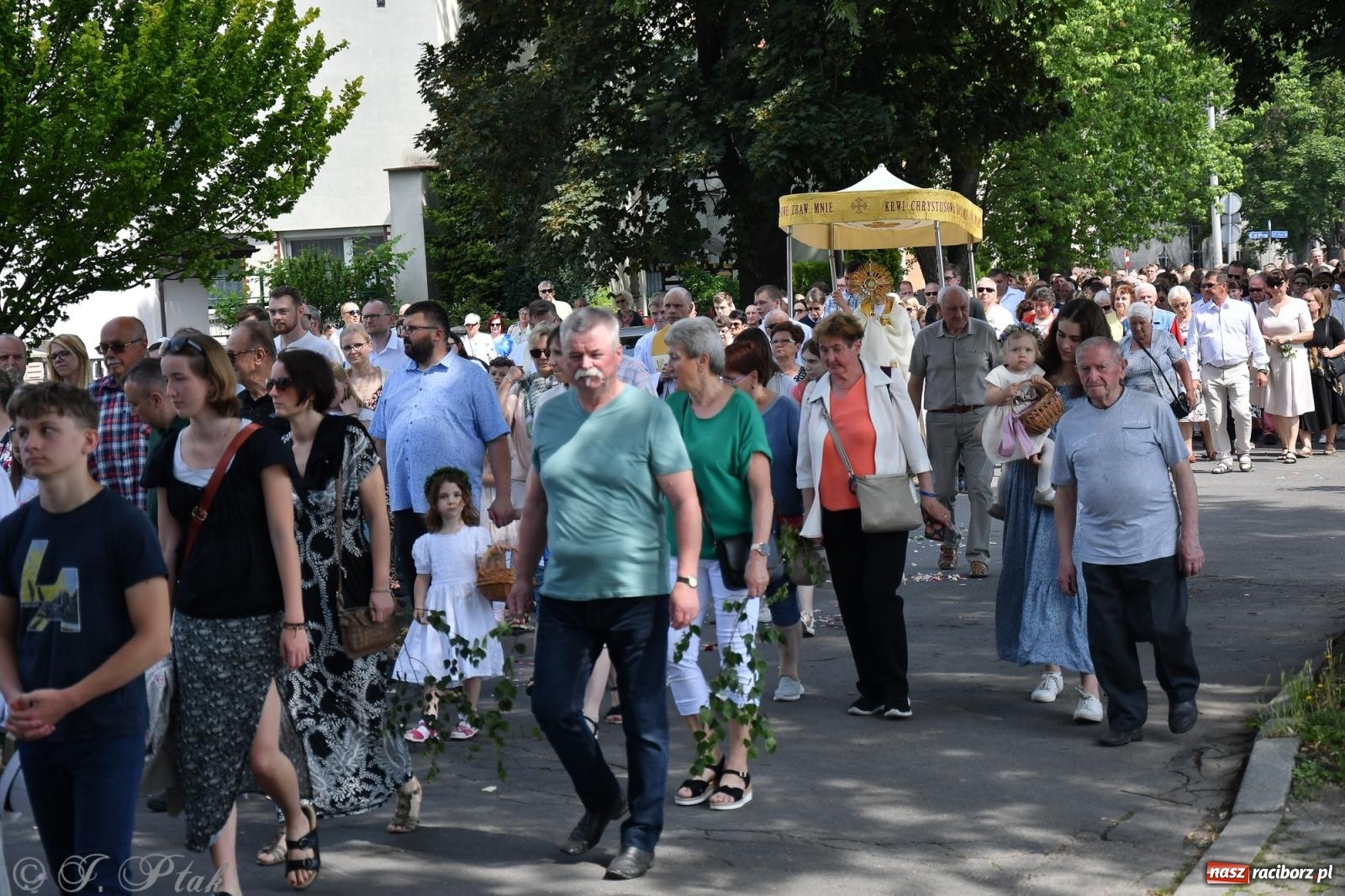 Zdjęcie w galerii na portalu naszraciborz.pl: Boże Ciało w największej raciborskiej parafii, na Nowych Zagrodach [FOTO i WIDEO] wiadomości z regionu