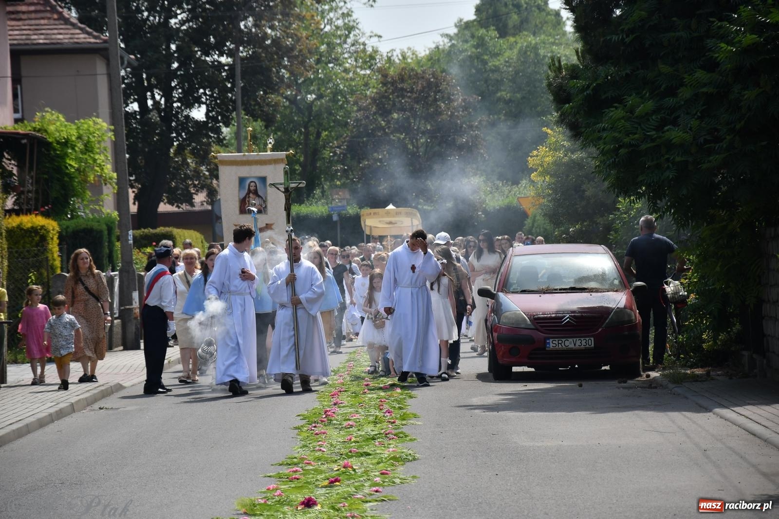 Zdjęcie w galerii na portalu naszraciborz.pl: Boże Ciało w największej raciborskiej parafii, na Nowych Zagrodach [FOTO i WIDEO] wiadomości z regionu