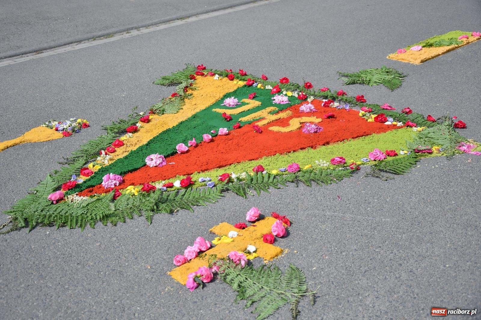 Zdjęcie w galerii na portalu naszraciborz.pl: Boże Ciało w największej raciborskiej parafii, na Nowych Zagrodach [FOTO i WIDEO] wiadomości z regionu