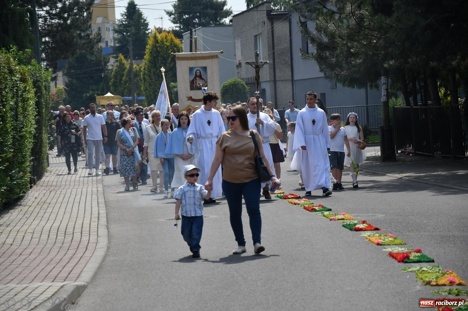 Zdjęcie w galerii na portalu naszraciborz.pl: Boże Ciało w największej raciborskiej parafii, na Nowych Zagrodach [FOTO i WIDEO] wiadomości z regionu