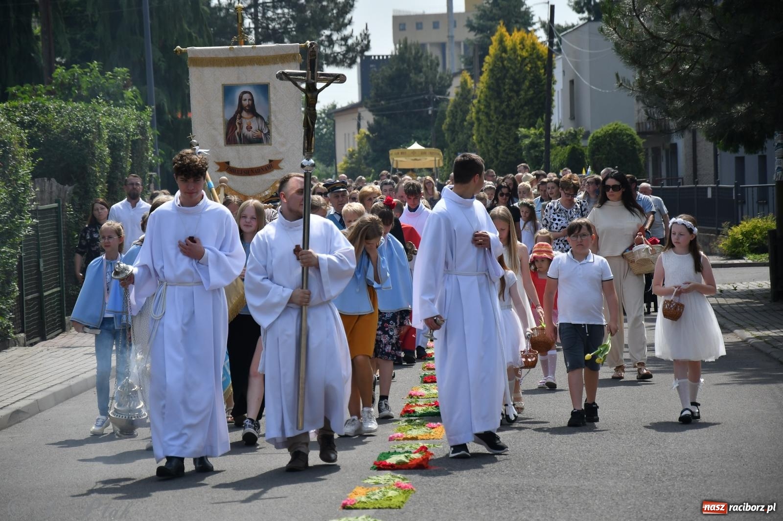 Zdjęcie w galerii na portalu naszraciborz.pl: Boże Ciało w największej raciborskiej parafii, na Nowych Zagrodach [FOTO i WIDEO] wiadomości z regionu