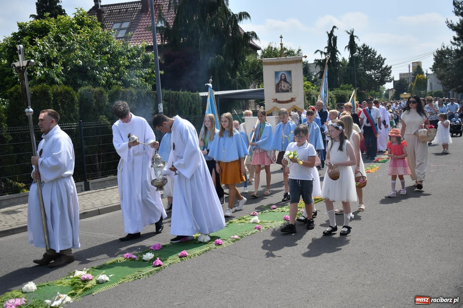 Zdjęcie w galerii na portalu naszraciborz.pl: Boże Ciało w największej raciborskiej parafii, na Nowych Zagrodach [FOTO i WIDEO] wiadomości z regionu