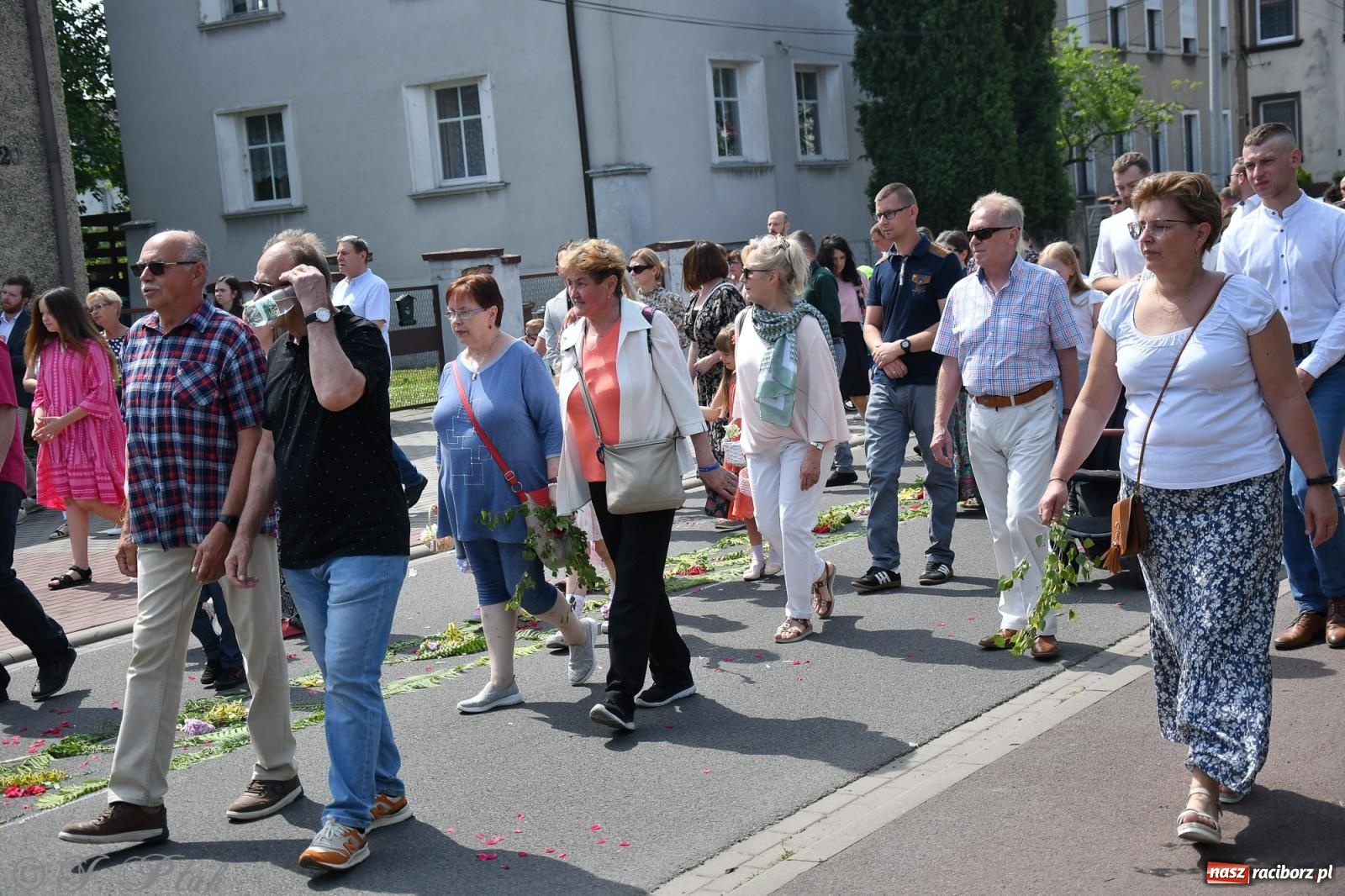 Zdjęcie w galerii na portalu naszraciborz.pl: Boże Ciało w największej raciborskiej parafii, na Nowych Zagrodach [FOTO i WIDEO] wiadomości z regionu