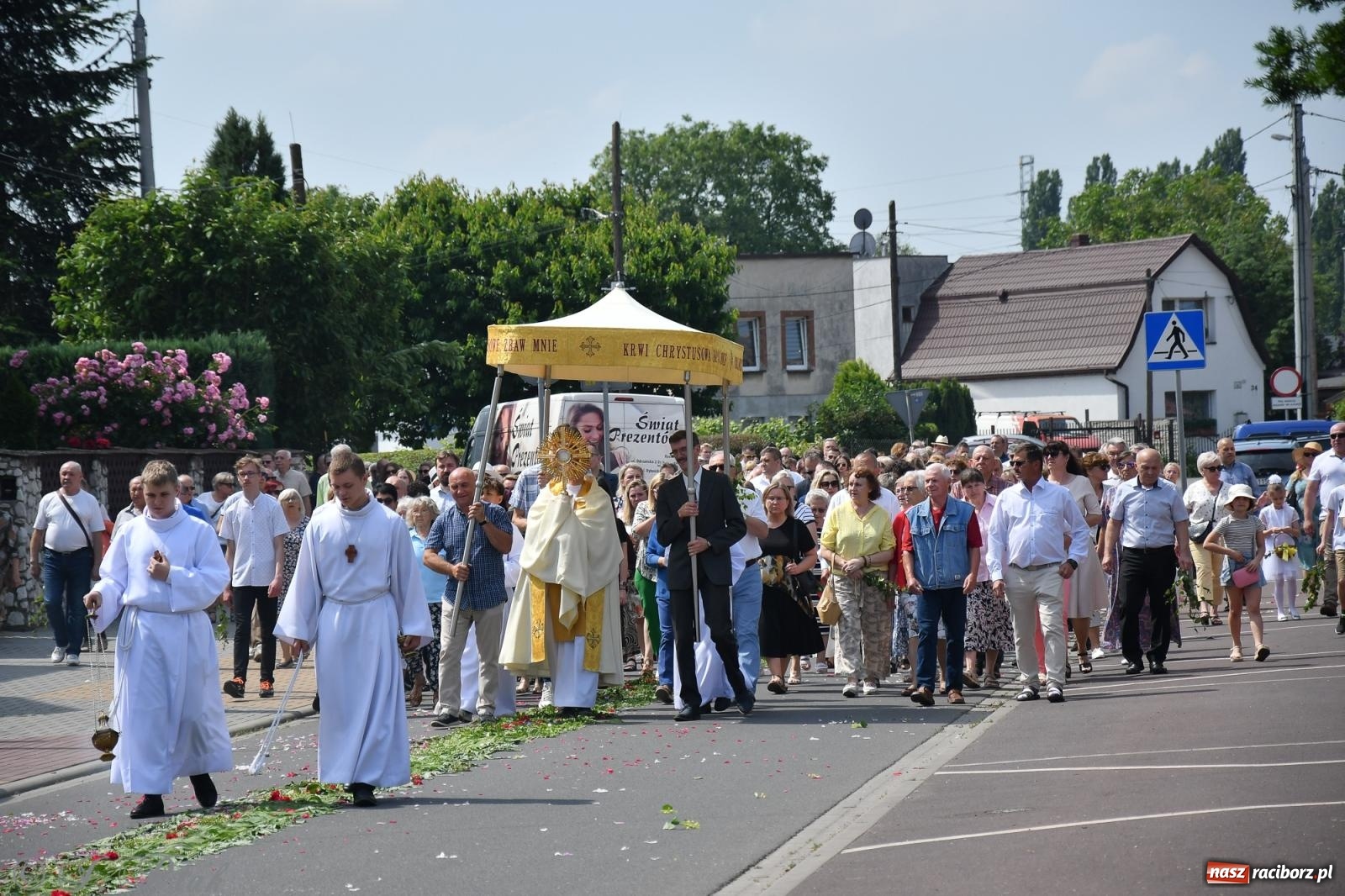 Zdjęcie w galerii na portalu naszraciborz.pl: Boże Ciało w największej raciborskiej parafii, na Nowych Zagrodach [FOTO i WIDEO] wiadomości z regionu