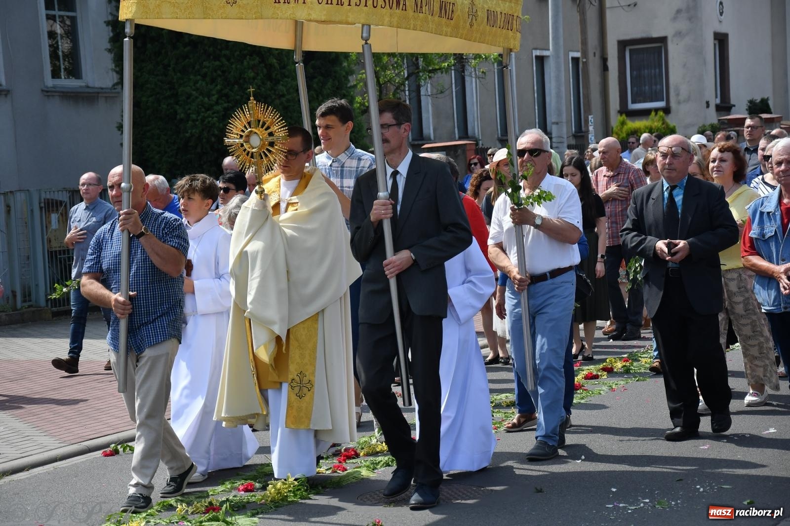 Zdjęcie w galerii na portalu naszraciborz.pl: Boże Ciało w największej raciborskiej parafii, na Nowych Zagrodach [FOTO i WIDEO] wiadomości z regionu