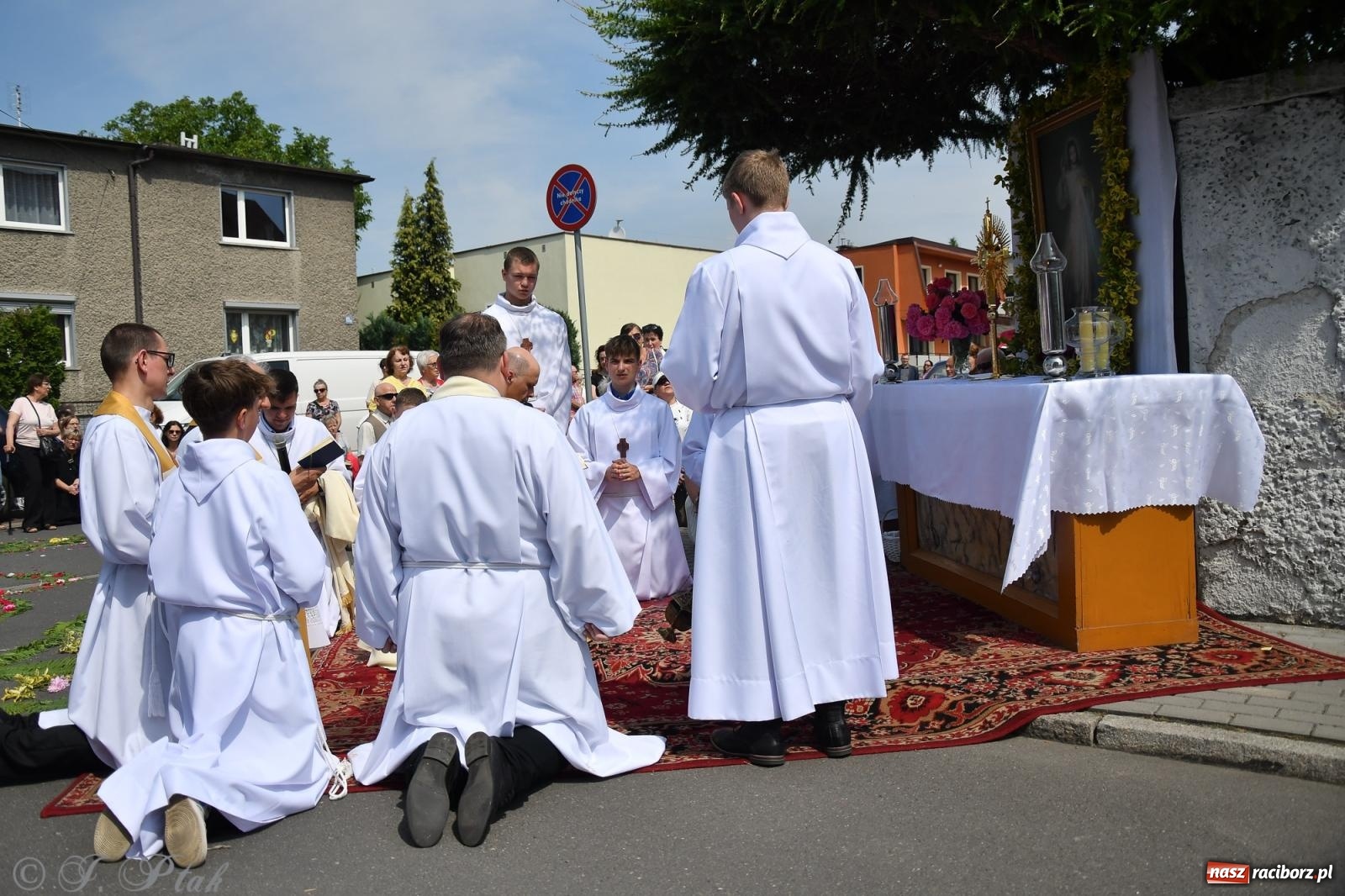 Zdjęcie w galerii na portalu naszraciborz.pl: Boże Ciało w największej raciborskiej parafii, na Nowych Zagrodach [FOTO i WIDEO] wiadomości z regionu