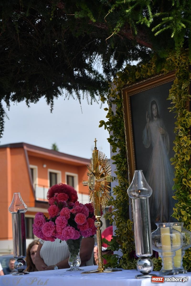 Zdjęcie w galerii na portalu naszraciborz.pl: Boże Ciało w największej raciborskiej parafii, na Nowych Zagrodach [FOTO i WIDEO] wiadomości z regionu