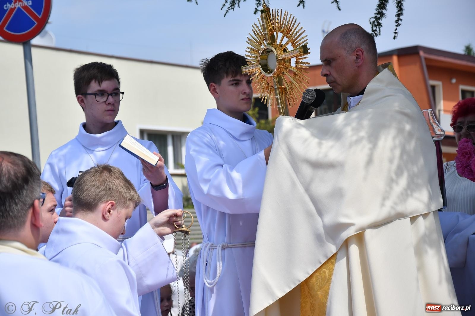 Zdjęcie w galerii na portalu naszraciborz.pl: Boże Ciało w największej raciborskiej parafii, na Nowych Zagrodach [FOTO i WIDEO] wiadomości z regionu