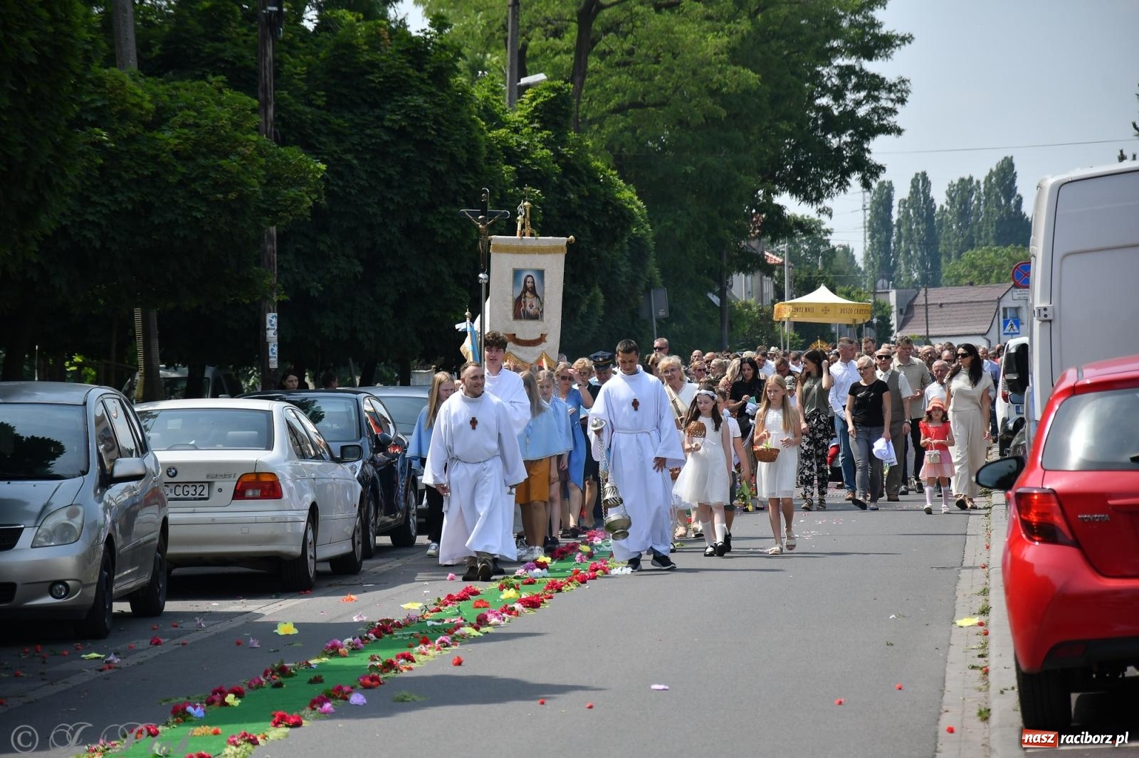 Zdjęcie w galerii na portalu naszraciborz.pl: Boże Ciało w największej raciborskiej parafii, na Nowych Zagrodach [FOTO i WIDEO] wiadomości z regionu