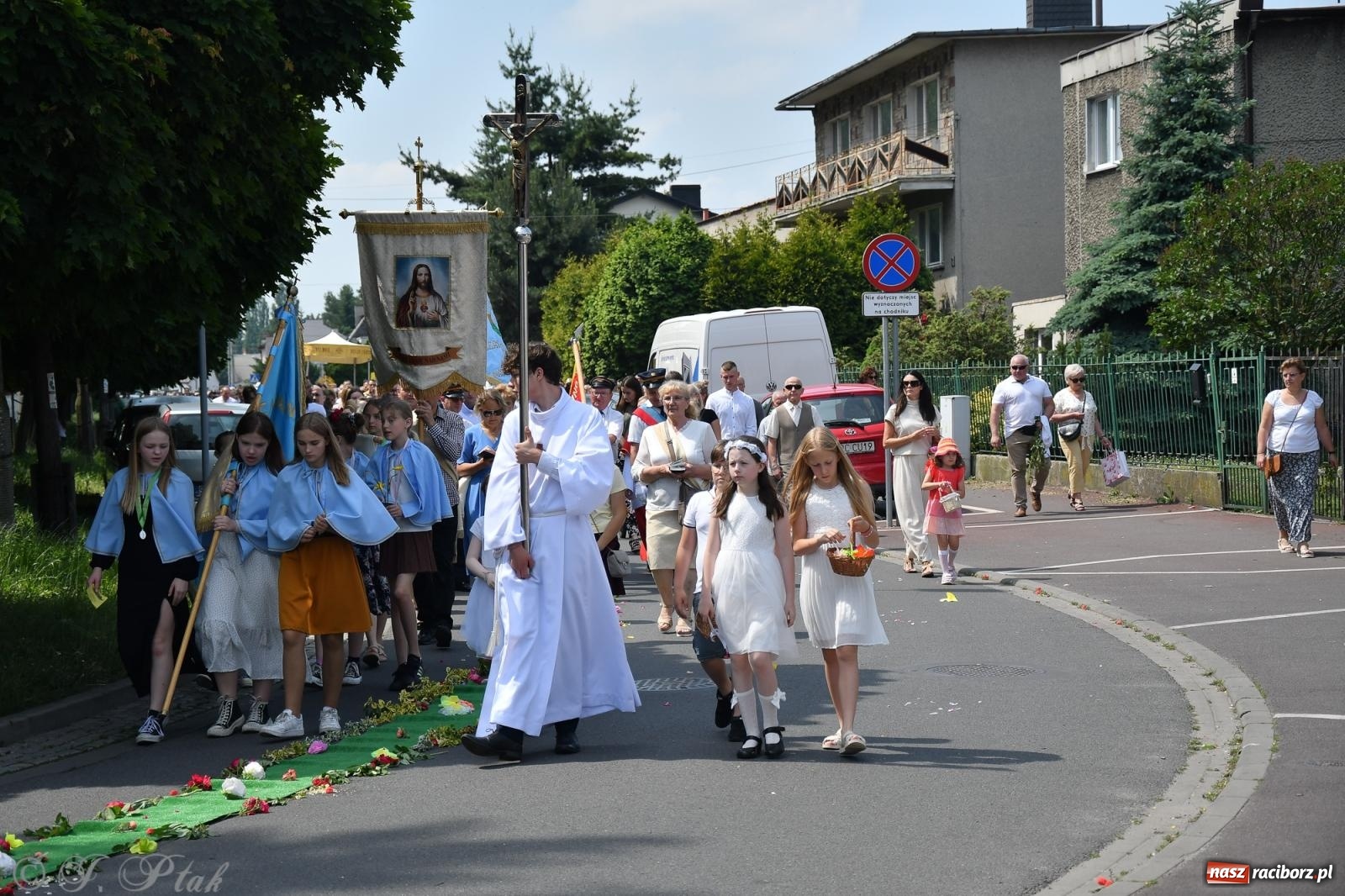 Zdjęcie w galerii na portalu naszraciborz.pl: Boże Ciało w największej raciborskiej parafii, na Nowych Zagrodach [FOTO i WIDEO] wiadomości z regionu
