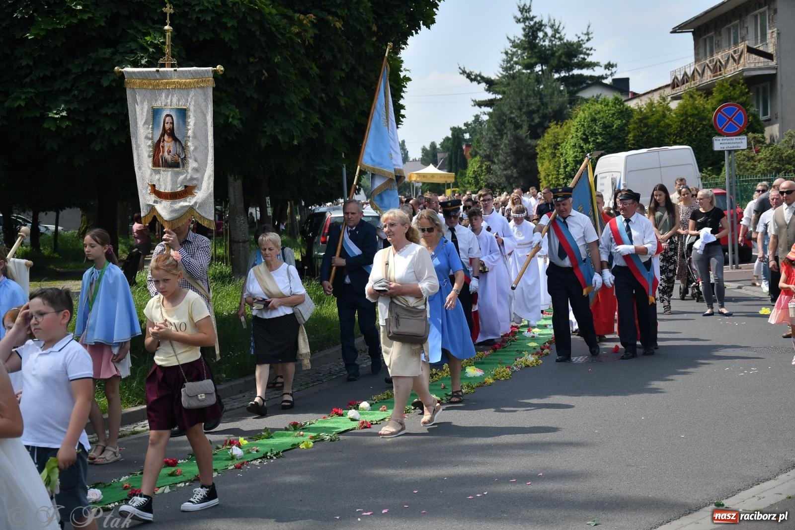 Zdjęcie w galerii na portalu naszraciborz.pl: Boże Ciało w największej raciborskiej parafii, na Nowych Zagrodach [FOTO i WIDEO] wiadomości z regionu