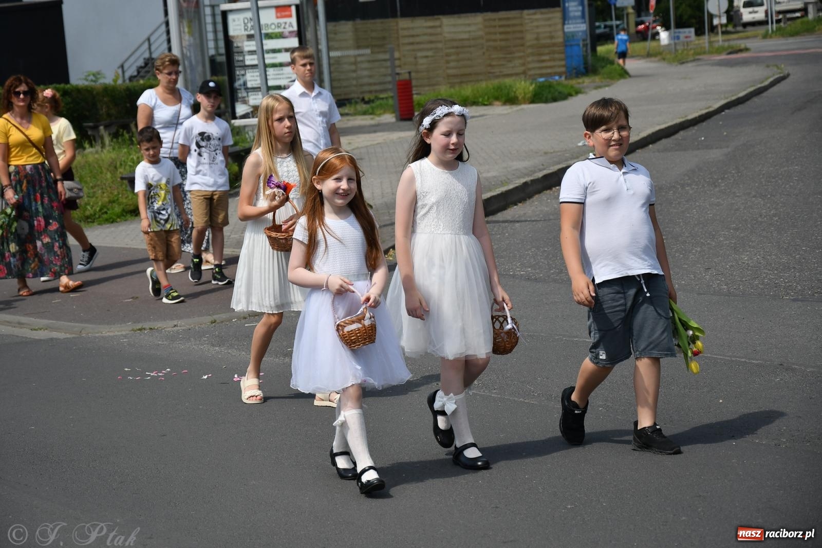 Zdjęcie w galerii na portalu naszraciborz.pl: Boże Ciało w największej raciborskiej parafii, na Nowych Zagrodach [FOTO i WIDEO] wiadomości z regionu