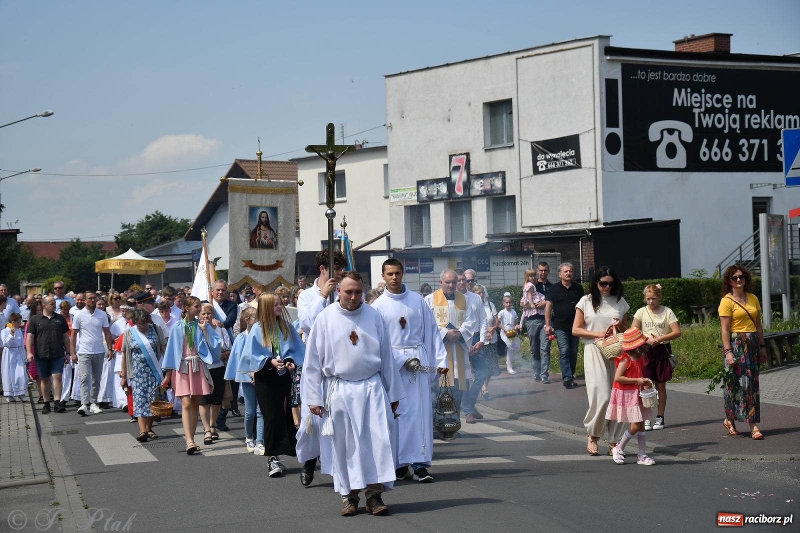 Zdjęcie w galerii na portalu naszraciborz.pl: Boże Ciało w największej raciborskiej parafii, na Nowych Zagrodach [FOTO i WIDEO] wiadomości z regionu