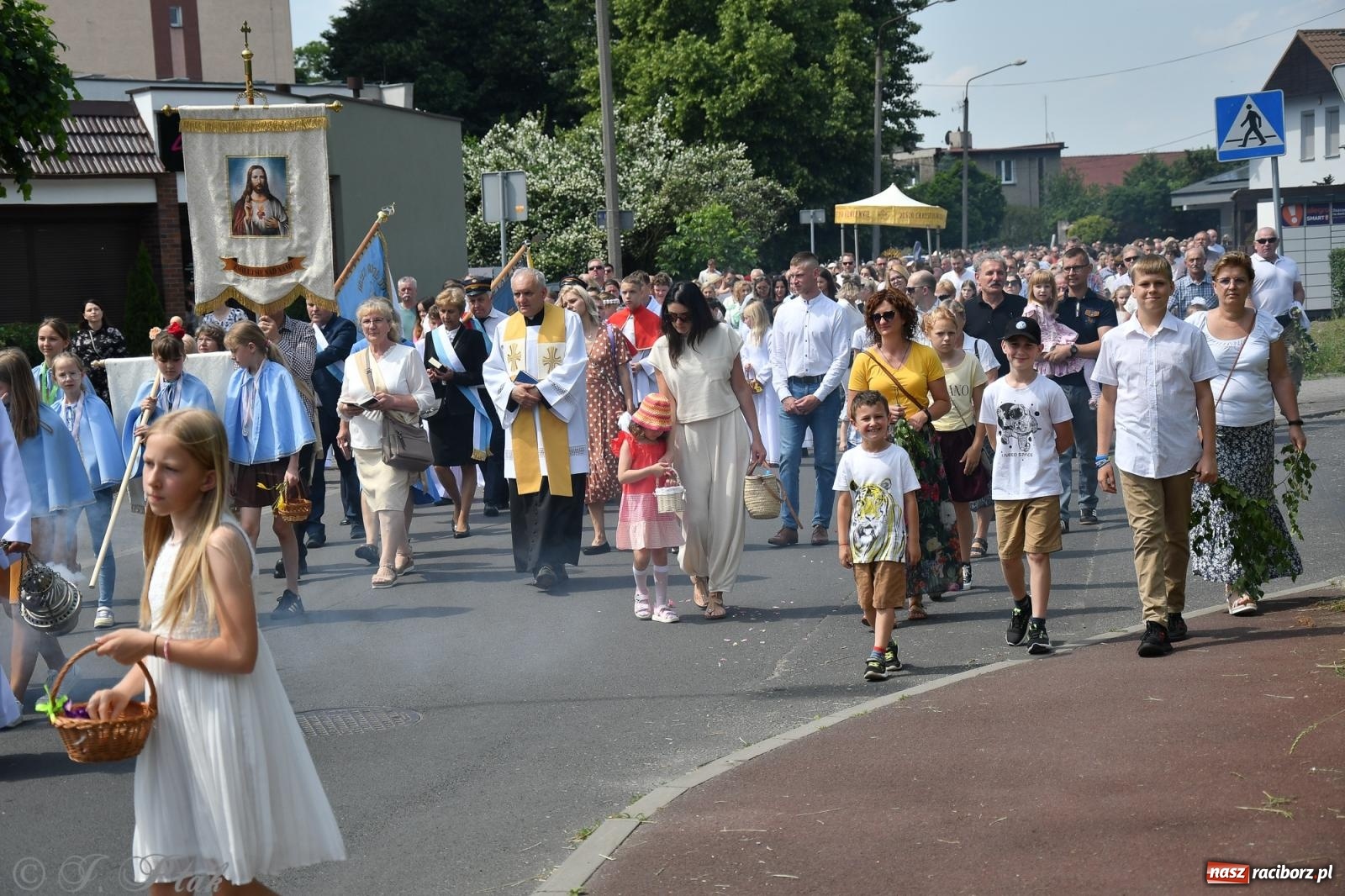 Zdjęcie w galerii na portalu naszraciborz.pl: Boże Ciało w największej raciborskiej parafii, na Nowych Zagrodach [FOTO i WIDEO] wiadomości z regionu