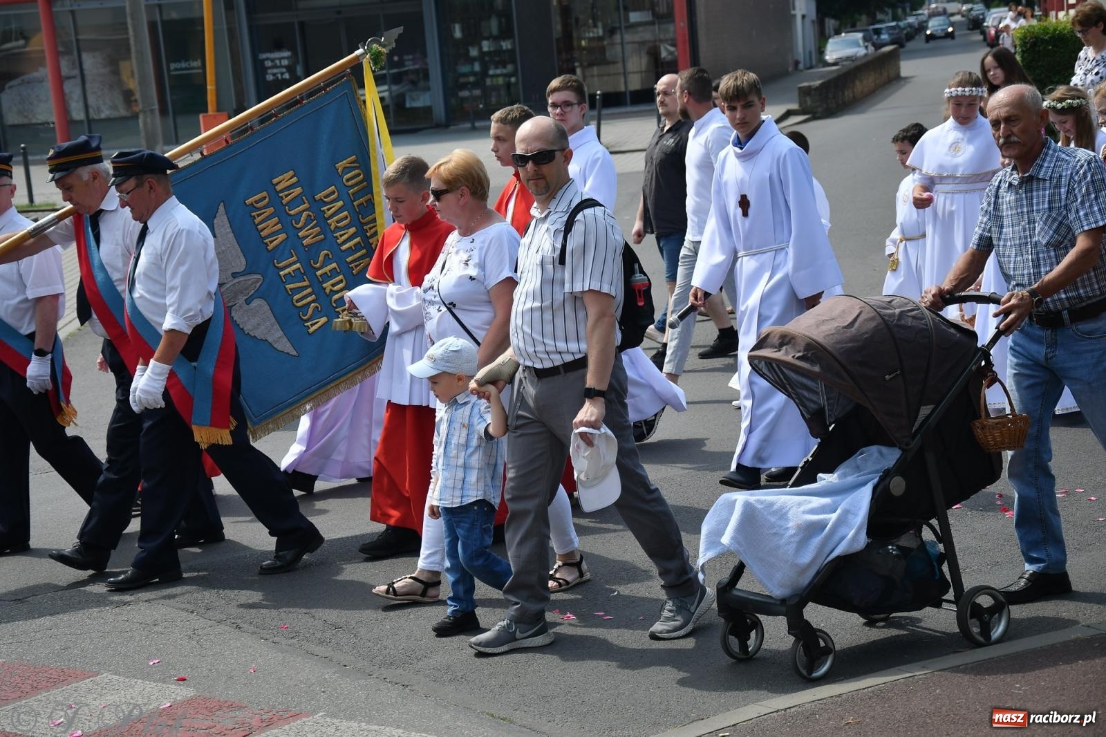 Zdjęcie w galerii na portalu naszraciborz.pl: Boże Ciało w największej raciborskiej parafii, na Nowych Zagrodach [FOTO i WIDEO] wiadomości z regionu